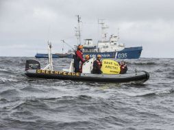 Miembros de Greenpeace protestan contra las prospecciones de gas y petróleo en el Ártico. EFE /