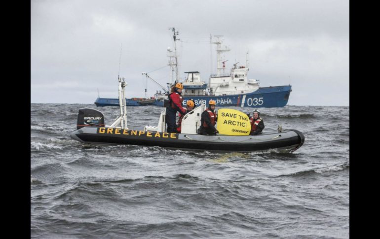 Miembros de Greenpeace protestan contra las prospecciones de gas y petróleo en el Ártico. EFE /