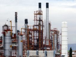 Pemex se encarga de la extracción, refinamiento y venta de combustibles en todo el país por obligaciones constitucionales. ARCHIVO /