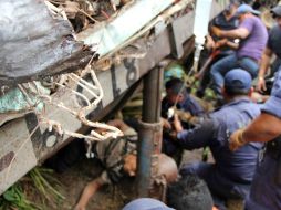 Personal de protección civil realiza labores de rescate en el sitio del percance. EFE /