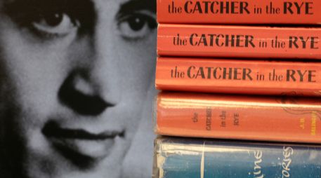 Foto del escritor J.D. Salinger junto a su obra cumbre: ''El guardián entre el Centeno''  /