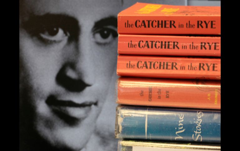 Foto del escritor J.D. Salinger junto a su obra cumbre: ''El guardián entre el Centeno''  /