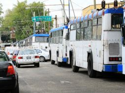 Por espacio de casi cinco horas, los trolebuses quedaron varados debido a fallas del cableado eléctrico con el que operan. EL INFORMADOR /