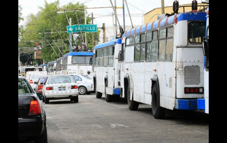 Por espacio de casi cinco horas, los trolebuses quedaron varados debido a fallas del cableado eléctrico con el que operan. EL INFORMADOR /