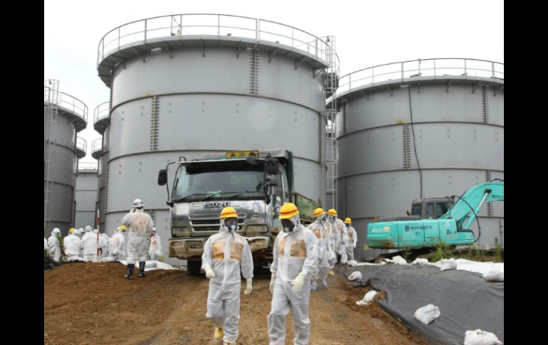 Cerca de tres mil 500 trabajadores luchan a diario para poner fin a la crisis nuclear. AFP /