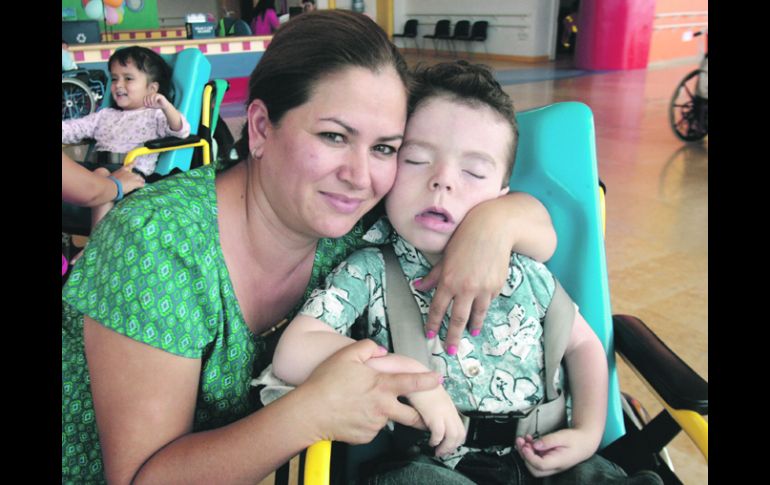 Con esperanzas. Dos años después, Norma Rodríguez y Ángel Silva trabajan en la rehabilitación del niño en el CRIT Guadalajara. EL INFORMADOR /