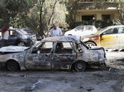 Un carro supuestamente calcinado por un ataque con armas químicas cerca de Damasco. ARCHIVO /