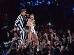 Miley Cyrus acaparó la atención con su número en los premios MTV, pero se ganó diversas críticas por su controversial actuación. AFP /