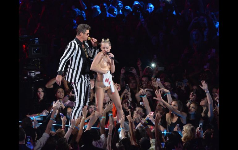 Miley Cyrus acaparó la atención con su número en los premios MTV, pero se ganó diversas críticas por su controversial actuación. AFP /