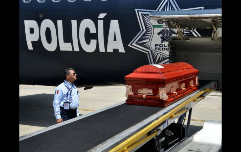 Los restos de los fallecidos fueron trasladados a la ciudad hondureña de San Pedro Sula en un avión de la Policía Federal. AFP /