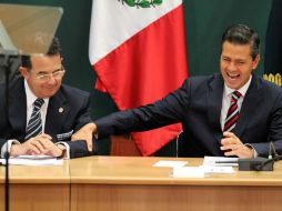 El Presidente Enrique Peña Nieto bromea con el  presidente de la Cámara de Diputados, en la sesión del Consejo Nacional de Seguridad. NTX /