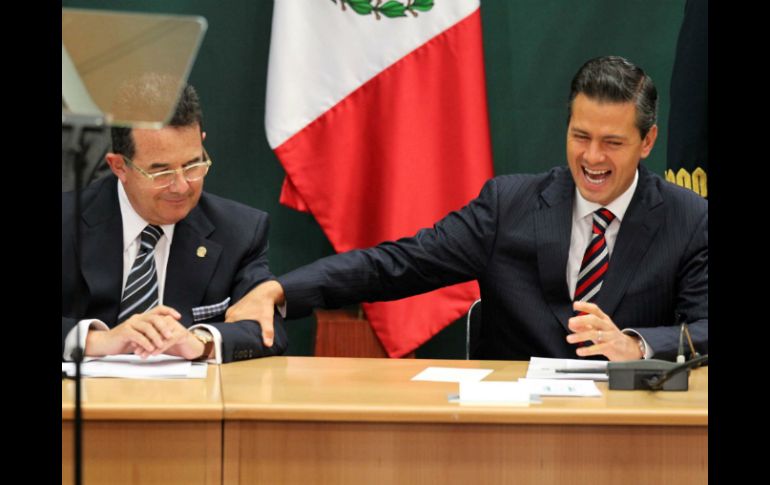 El Presidente Enrique Peña Nieto bromea con el  presidente de la Cámara de Diputados, en la sesión del Consejo Nacional de Seguridad. NTX /