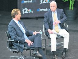 Los senadores Jeff Flake y John McCain durante el evento en Arizona. AP /