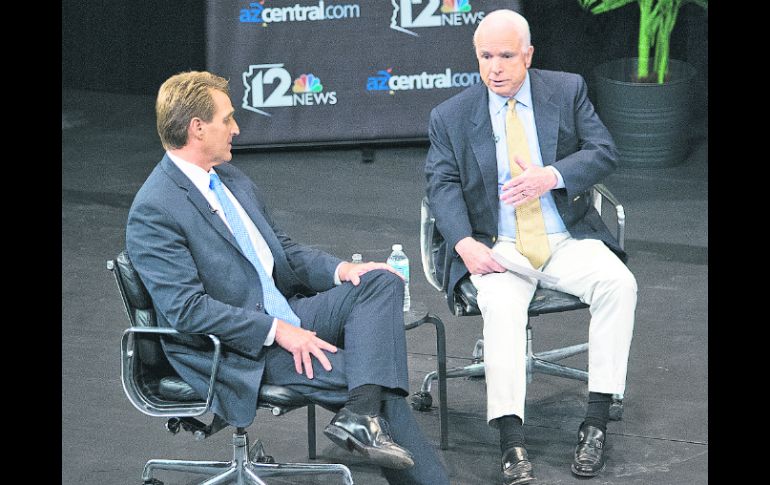 Los senadores Jeff Flake y John McCain durante el evento en Arizona. AP /