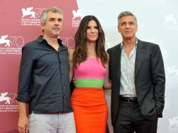 George Clooney y Sandra Bullock, pareja protagonista de ''Gravity'',  junto con el cineasta mexicano, Alfonso Cuarón. AFP /