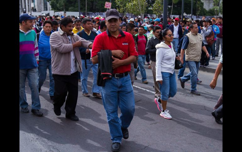 Maestros de la CNTE  durante la megamarcha hacia la Residencia Oficial de Los Pinos. NTX /