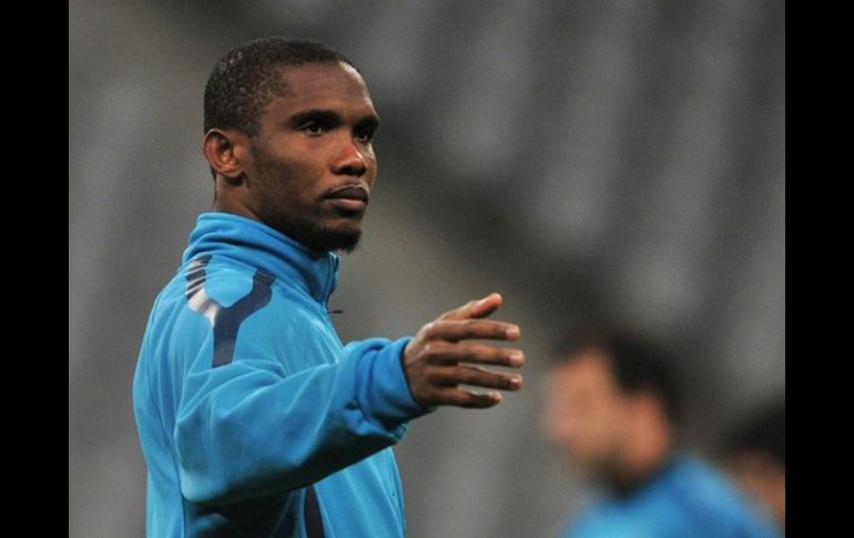 Samuel Eto'o ya se encuentra en Inglaterra haciendo las pruebas de rigor con el equipo del Chelsea. ARCHIVO /