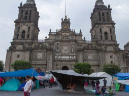 La CNTE mantiene un plantón en el Zócalo capitalino desde donde se despliega a sus distintas movilizaciones. ARCHIVO /