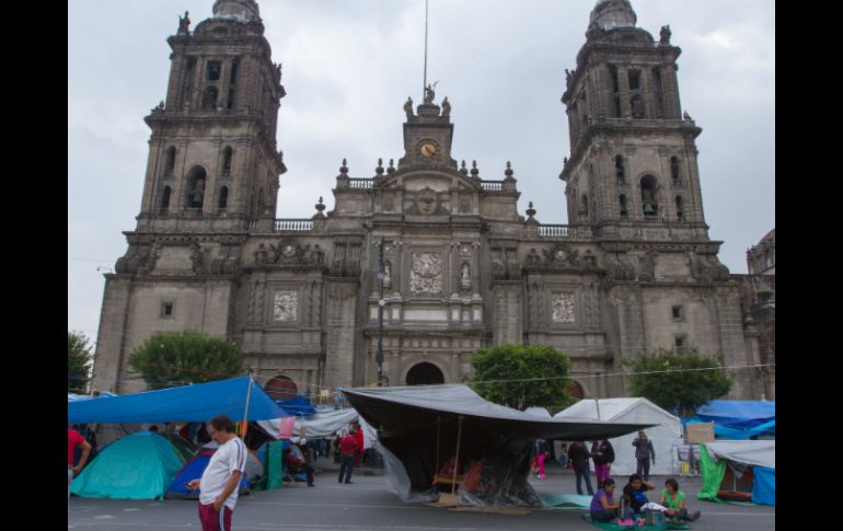 La CNTE mantiene un plantón en el Zócalo capitalino desde donde se despliega a sus distintas movilizaciones. ARCHIVO /