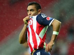 Marco Fabián besa el escuado de Chivas luego de anotar su gol en el partido. MEXSPORT /