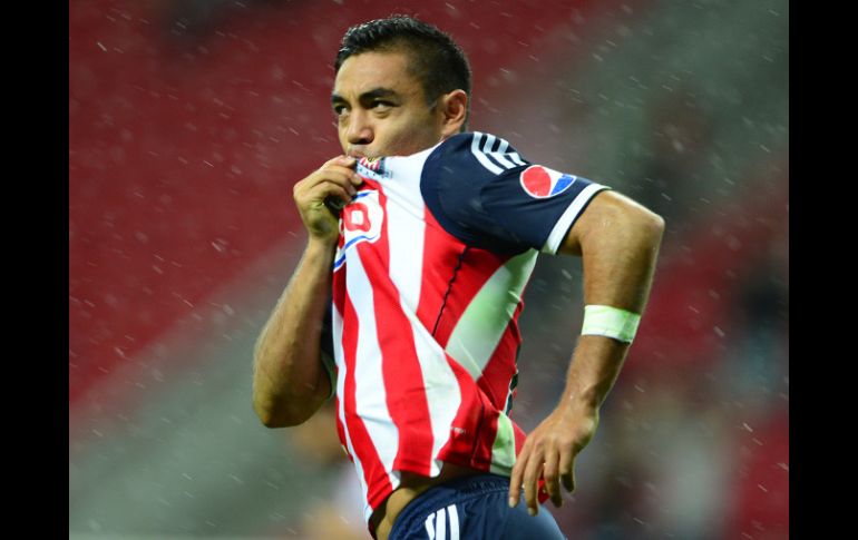 Marco Fabián besa el escuado de Chivas luego de anotar su gol en el partido. MEXSPORT /