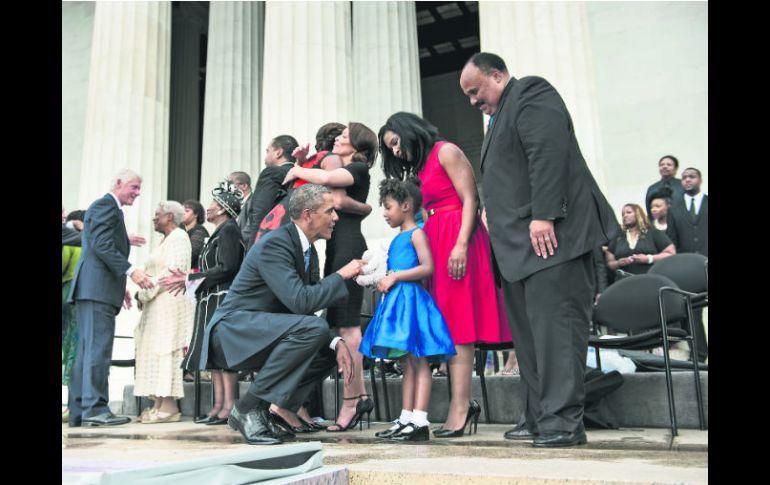 Barack Obama saluda a Yolanda King, hija de Martin Luther King III, y a su esposa Andrea Waters King. AP /