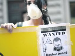 Una mujer que usa una mascarilla protesta frente al Parlamento sueco, en Estocolmo. AFP /