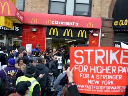 Grupos de trabajadores se manifiestan frente a un restaurante de la cadena McDonald's en Nueva York; exigen mejores salarios. AFP /