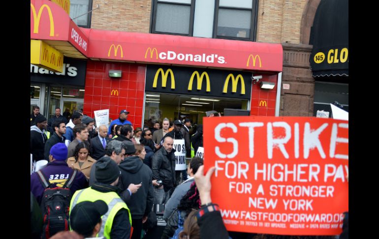 Grupos de trabajadores se manifiestan frente a un restaurante de la cadena McDonald's en Nueva York; exigen mejores salarios. AFP /