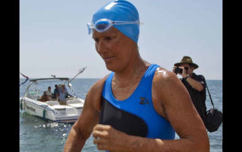 Diana Nyad tuvo que abandonar su objetivo hace un año debido a que sufrió varias quemaduras de medusas. ARCHIVO /