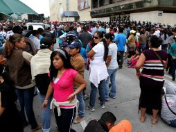 Los maestros disidentes de la CNTE instalan un plantón en las afueras de la BMV. NTX /