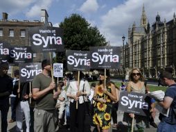 Manifestantes se concentran afuera del Parlamento Británico en contra de la posible intervención británica en Siria. EFE /