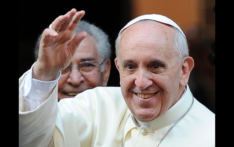 El Papa Francisco (d), a su llegada a la iglesia de Sant'Agostino en Roma. EFE /