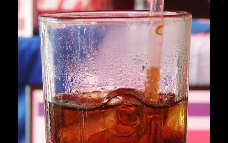 El refresco de cualquier marca contiene aspartame, que disminuye el metabolismo y alenta el proceso de 'quema' de las calorías. ARCHIVO /