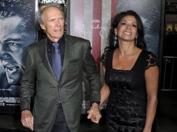 Eastwood (I), de 83 años, junto a su esposa, Dina Ruiz (D), a su llegada al estreno de la película ''J. Edgar'', en Los Ángeles. EFE /