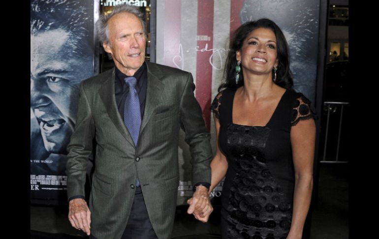 Eastwood (I), de 83 años, junto a su esposa, Dina Ruiz (D), a su llegada al estreno de la película ''J. Edgar'', en Los Ángeles. EFE /