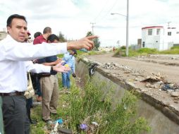 En día pasados, el alcalde Héctor Robles recorrió la zona afectada de Arroyo Seco. ARCHIVO /