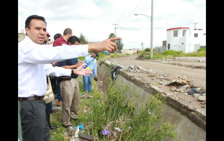 En día pasados, el alcalde Héctor Robles recorrió la zona afectada de Arroyo Seco. ARCHIVO /