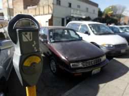 La tarifa por ocupar un espacio en la vía pública con un vehículo era de un peso por cada siete minutos, y pasará a ser de 50 centavos. ARCHIVO /