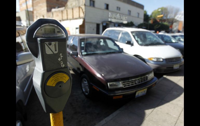 La tarifa por ocupar un espacio en la vía pública con un vehículo era de un peso por cada siete minutos, y pasará a ser de 50 centavos. ARCHIVO /