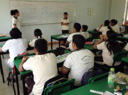 Las clases en Tabasco son impartidas por padres de familia y maestros suplentes, mientras los titulares siguen en paro. NTX /