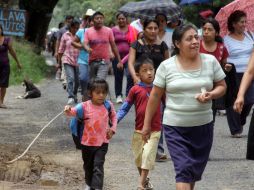 Padres de familia de Tlalixtac marcharon hacia la capital de Oaxaca exigiendo que los maestros inicien clases en esta entidad. NTX /