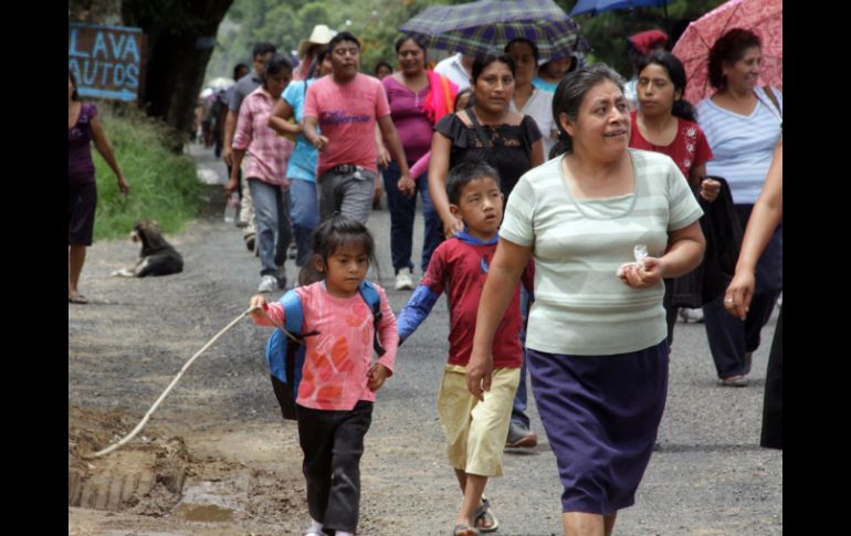 Padres de familia de Tlalixtac marcharon hacia la capital de Oaxaca exigiendo que los maestros inicien clases en esta entidad. NTX /