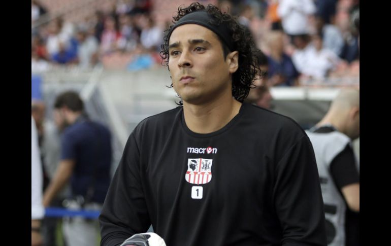 Ochoa espera que se llegue a un buen acuerdo entre las partes para dejar el futbol francés. ARCHIVO /