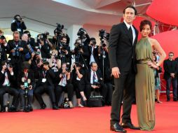 Nicolas Cage y su esposa, Alice Kim, posan en la alfombra roja del Festival de Cine de Venecia. EFE /