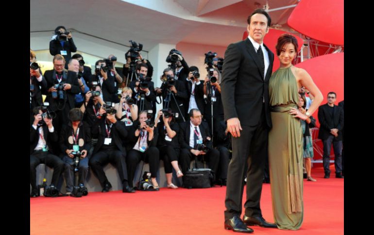 Nicolas Cage y su esposa, Alice Kim, posan en la alfombra roja del Festival de Cine de Venecia. EFE /