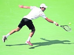 Alcanza. Novak Djokovic llega a tiempo para regresar una pelota durante su juego. AFP /