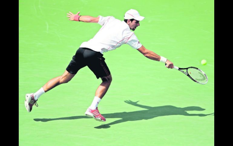 Alcanza. Novak Djokovic llega a tiempo para regresar una pelota durante su juego. AFP /