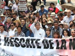 Cuauhtémoc Cárdenas encabeza la marcha que ha convocado en defensa del petróleo del Ángel de la Independencia . SUN /