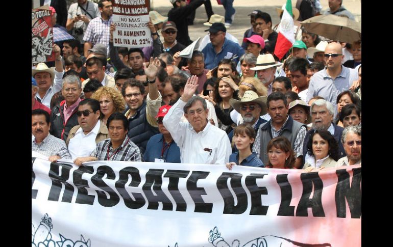 Cuauhtémoc Cárdenas encabeza la marcha que ha convocado en defensa del petróleo del Ángel de la Independencia . SUN /